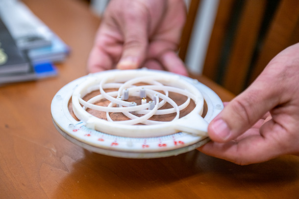 Researchers illustrated and designed a circular, iris-shaped patch antenna prototype using commercial electromagnetic simulation software. Though the prototype is only slightly larger than a human palm, the technology can be scaled to the integrated circuit level for higher frequencies or increased in size for lower frequency applications, according to researchers. Credit: Jeff Xu/Penn State.